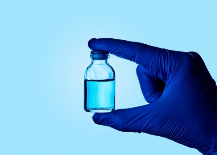 Médico sosteniendo un vial de medicamento Rituximab