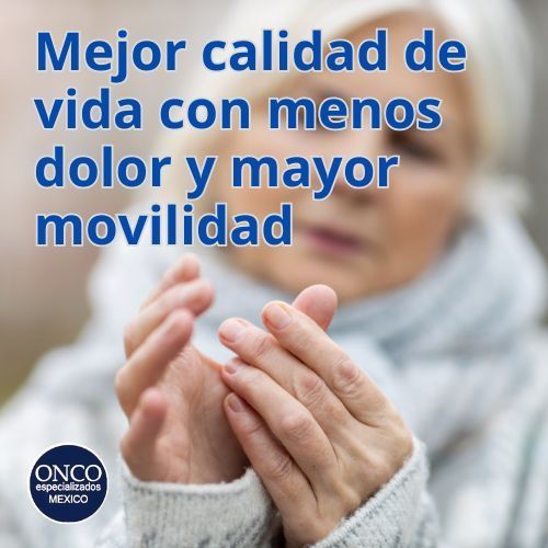 Manos de adulto mayor con expresión de bienestar.