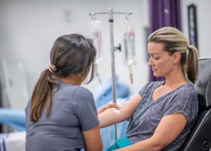 Pacientes en sala de tratamiento recibiendo terapia con Rituximab