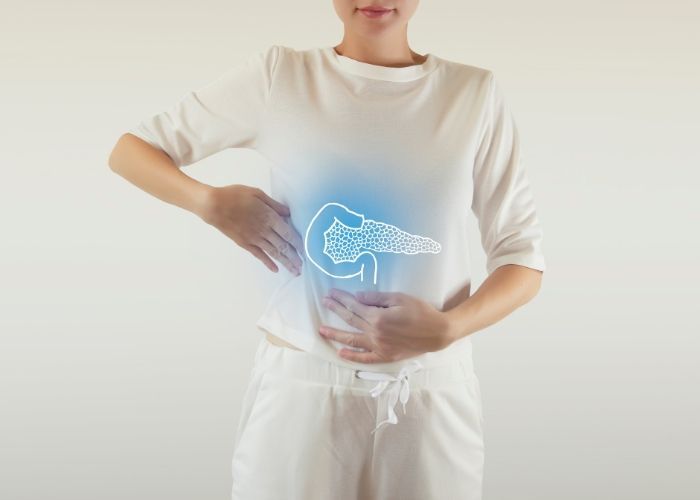 imagen de una persona con molestia en el pancreas
