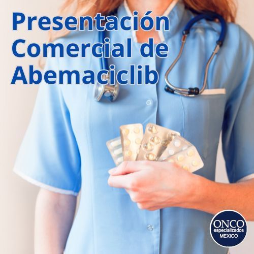 Profesional de salud mostrando tabletas de Abemaciclib.