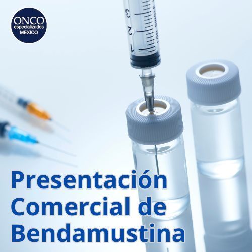 Jeringa extrayendo solución de frasco de Bendamustina.