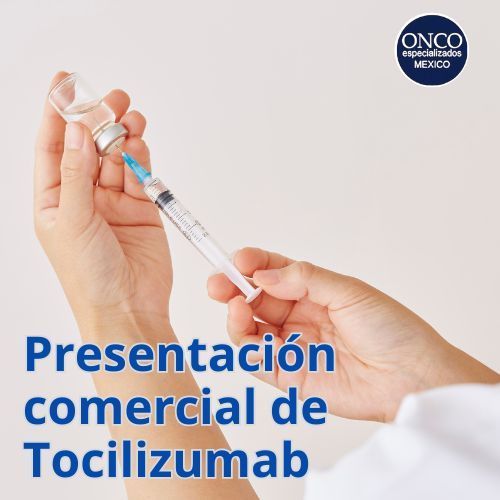 Manos cargando Tocilizumab en jeringa para administración.