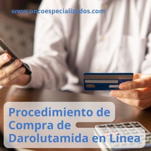 Persona comprando Darolutamida en línea con tarjeta y teléfono en un sitio web médico.
