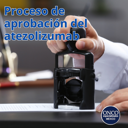 Sello sobre documentos con texto “Proceso de aprobación del atezolizumab” en una oficina