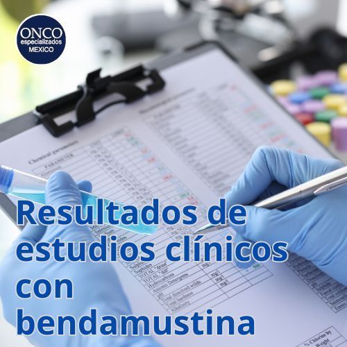 Resultados de estudios clínicos con bendamustina sobre un escritorio con manos enguantadas y documentos médicos