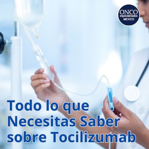 Profesional preparando infusión intravenosa de Tocilizumab.