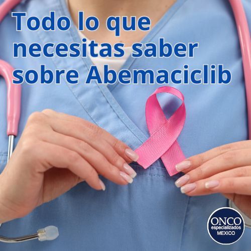 Profesional de salud con listón rosa, símbolo del cáncer de mama.