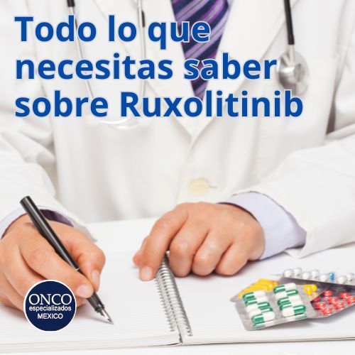  Médico escribiendo en una libreta junto a blísteres de medicamentos.