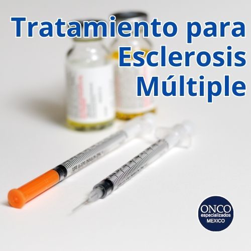 Texto en español sobre tratamiento para esclerosis múltiple junto a jeringas y frasco de medicamento