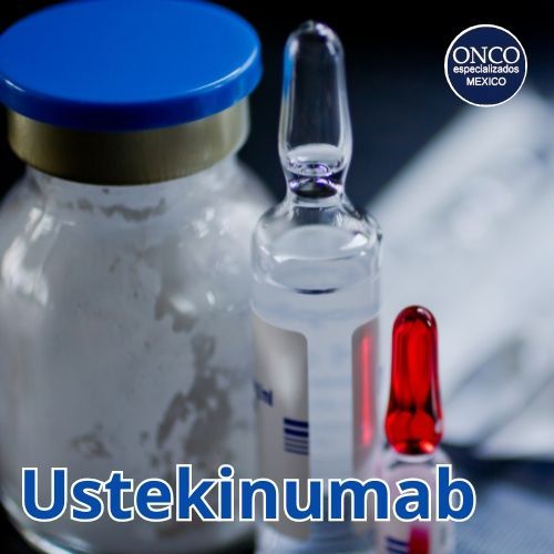 Viales de ustekinumab con tapón azul y ampolla transparente, con texto etiquetado en la parte inferior.