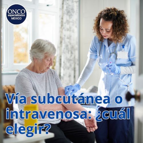 Médico orientando a paciente sobre vía de administración.