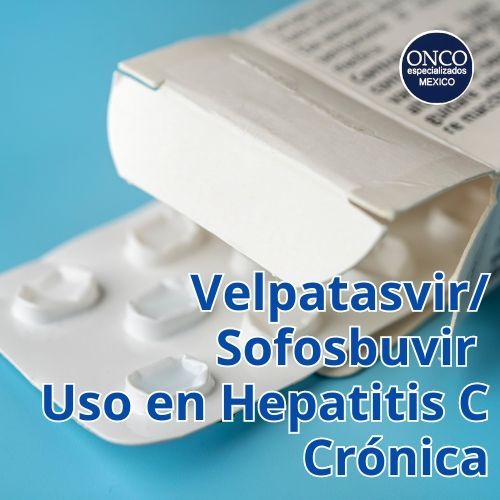 Envase blíster de velpatasvir/sofosbuvir con texto en español sobre su uso en hepatitis C crónica sobre fondo azul.