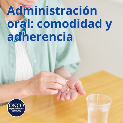 Persona tomando pastilla con vaso de agua.