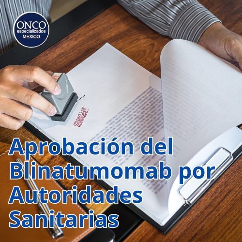 Persona firmando un documento con sello de aprobación.