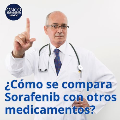 Médico comparando tratamientos en consulta.
