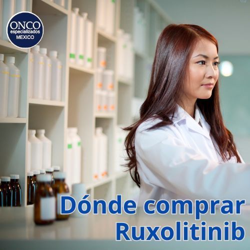 Farmacéutica revisando medicamentos en farmacia.