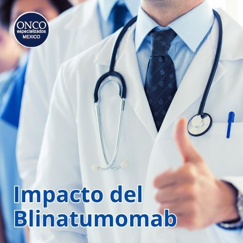 Médico con bata y estetoscopio en hospital.