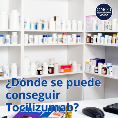 Estantería de farmacia con medicamentos disponibles.
