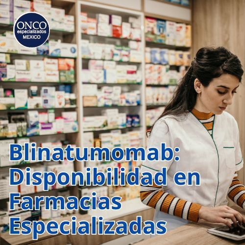 Farmacéutica organizando medicamentos en estantería.