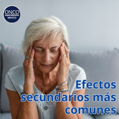Mujer mayor con dolor de cabeza y expresión preocupada.