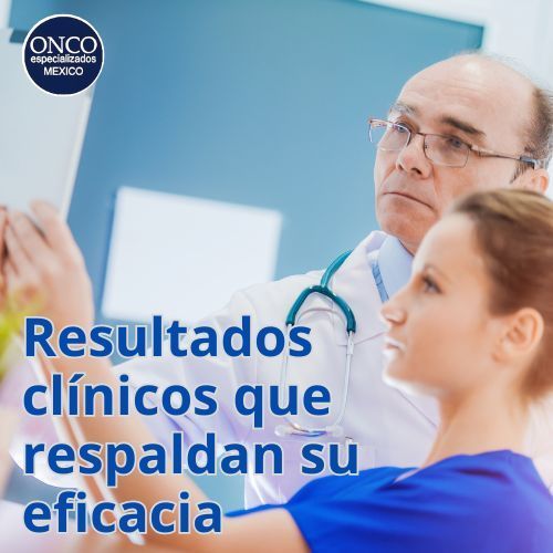 Investigadores revisando datos clínicos.