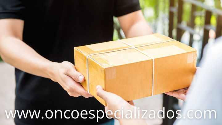 hasta tu casa medicamento Manos intercambiando un paquete de cartón sellado con cinta adhesiva al aire libre con una marca de agua de un sitio web en la parte inferior.