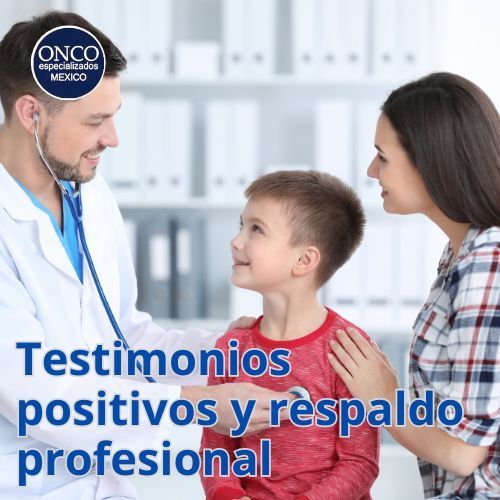 Médico habla con un niño y su madre en una clínica; texto: “Testimonios positivos y respaldo profesional”.