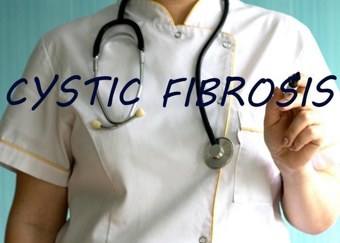Médico con bata blanca y estetoscopio, con texto superpuesto que dice “FIBROSIS QUÍSTICA”.