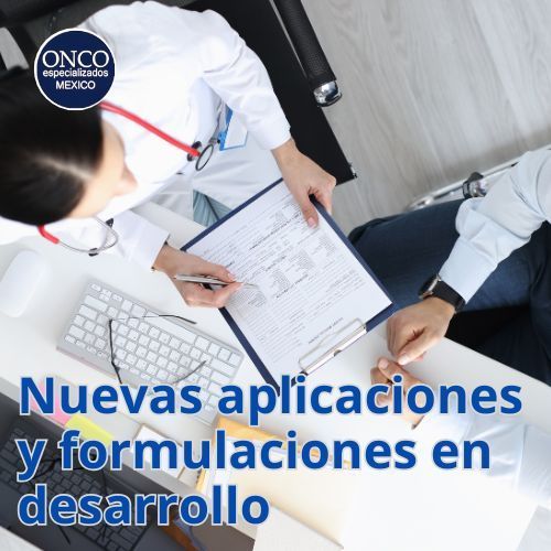 Profesional de salud revisa documentos sobre escritorio con el texto “Nuevas aplicaciones y formulaciones en desarrollo”.