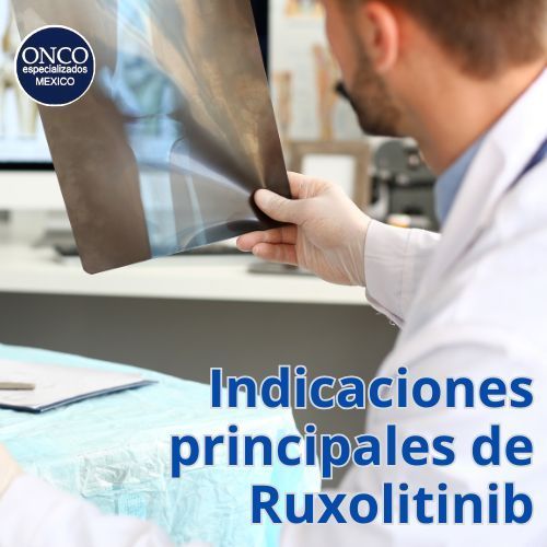 Médico observando una radiografía en consulta.