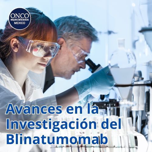 Científica en laboratorio examinando una muestra.