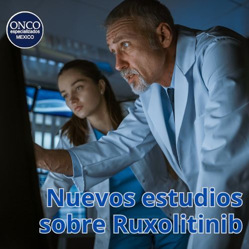 Científicos en laboratorio analizando datos en una pantalla.