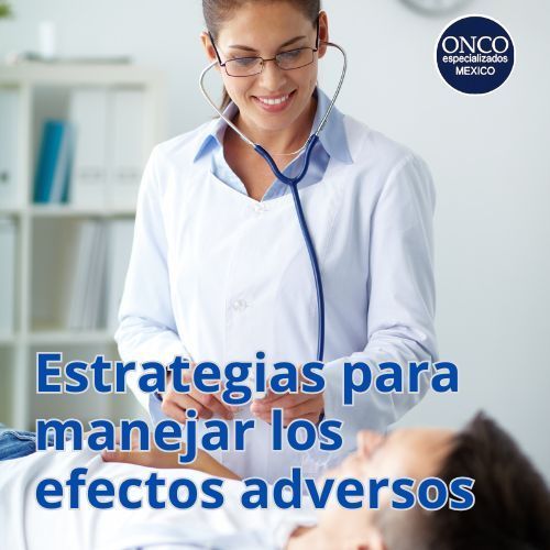 Profesional de salud explicando manejo de efectos secundarios.