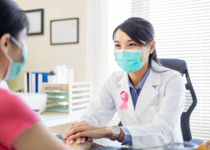 médico oncólogo recetando Kisqali – ribociclib precio en México bajo prescripción