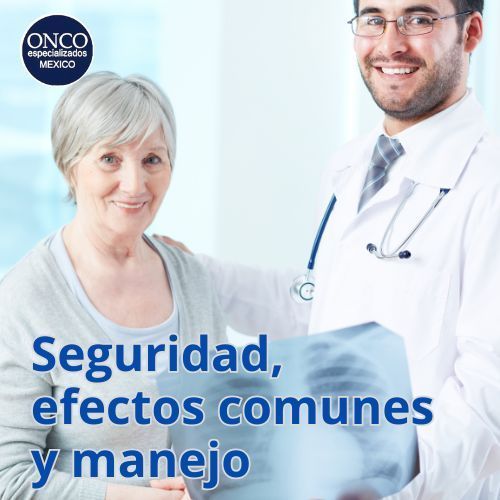 Médico acompañando a paciente sonriente.