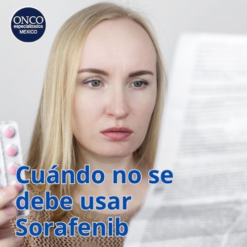 Mujer preocupada leyendo prospecto médico.