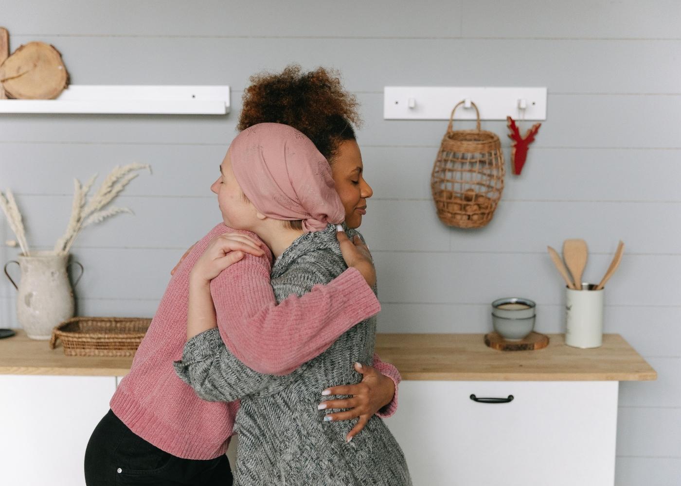 mujer abraza paciente