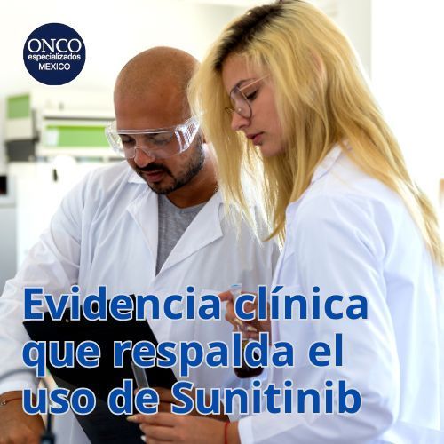 Dos investigadores observando resultados de laboratorio.