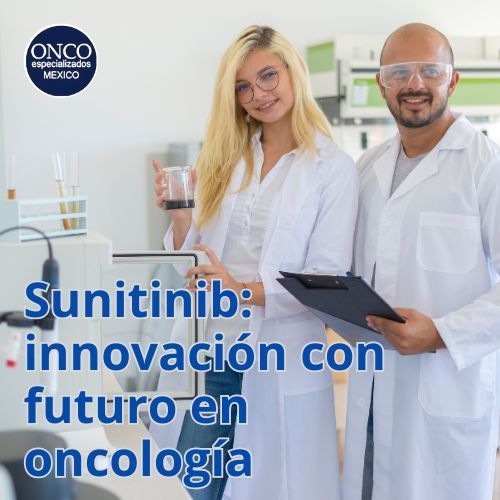 Dos científicos con bata en laboratorio moderno.