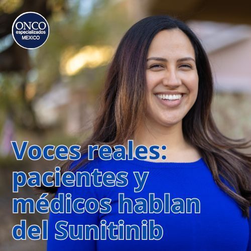 Mujer sonriendo al aire libre.