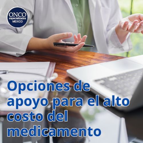 Médico y paciente revisando documentos financieros.