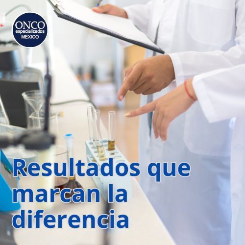 Profesional de salud escribiendo en carpeta médica.
