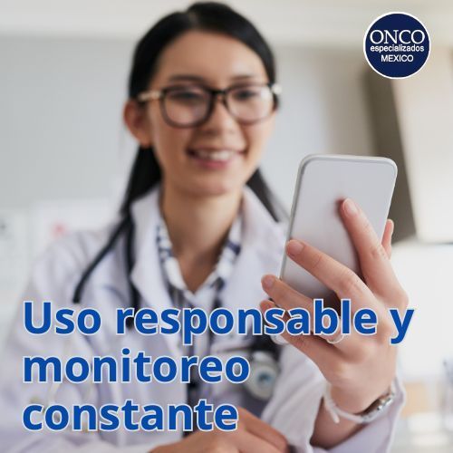 Doctora sonriendo en videollamada médica.