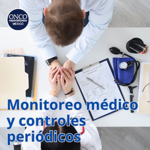 Médico revisando expediente clínico.