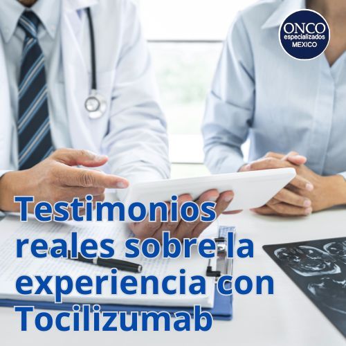 Profesionales médicos conversando con paciente satisfecho.