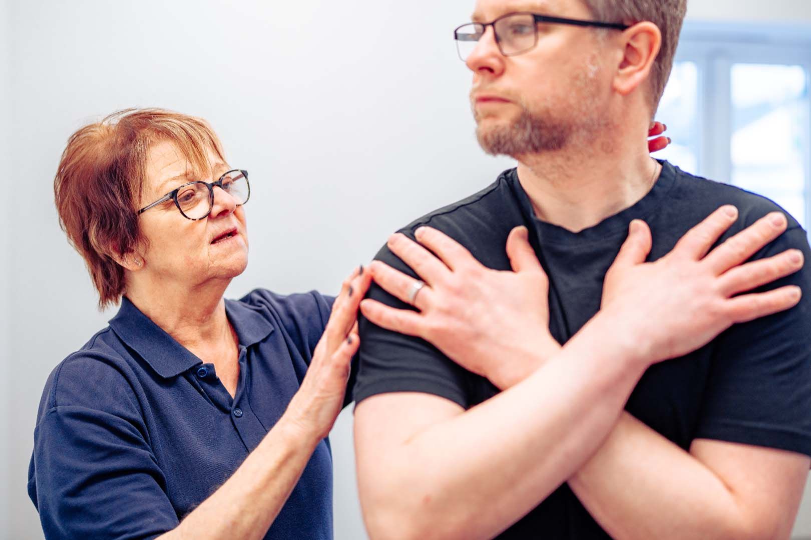 Essex Physiotherapist Frozen should treatment - an image of a woman holding her shoulder