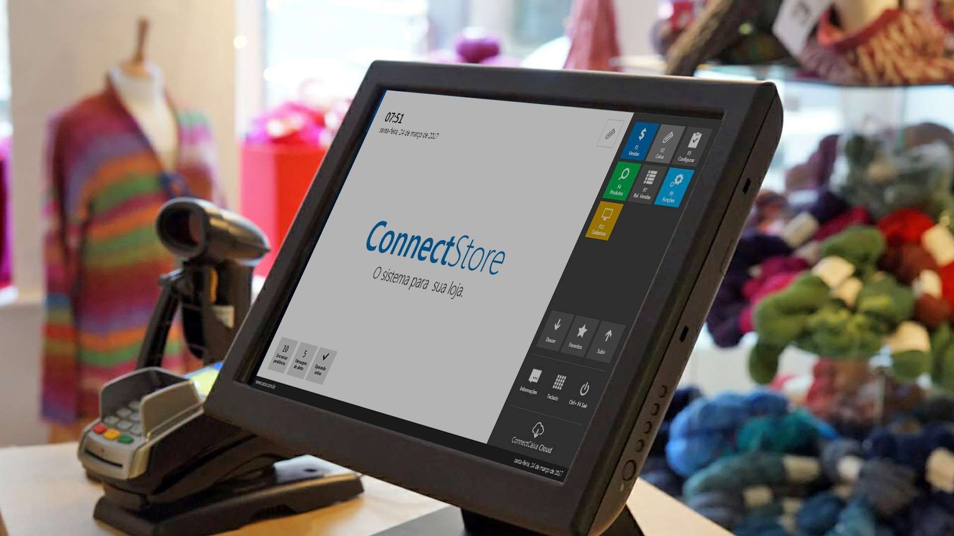 Um monitor de computador está sobre o balcão de uma loja com um sistema aberto