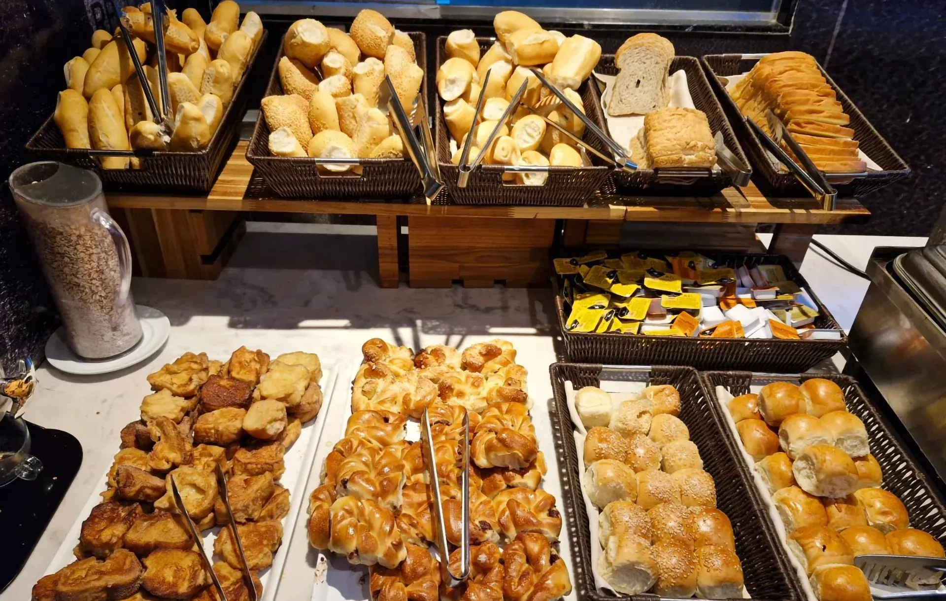 Um restaurante cheio de mesas e cadeiras com pratos e copos sobre elas