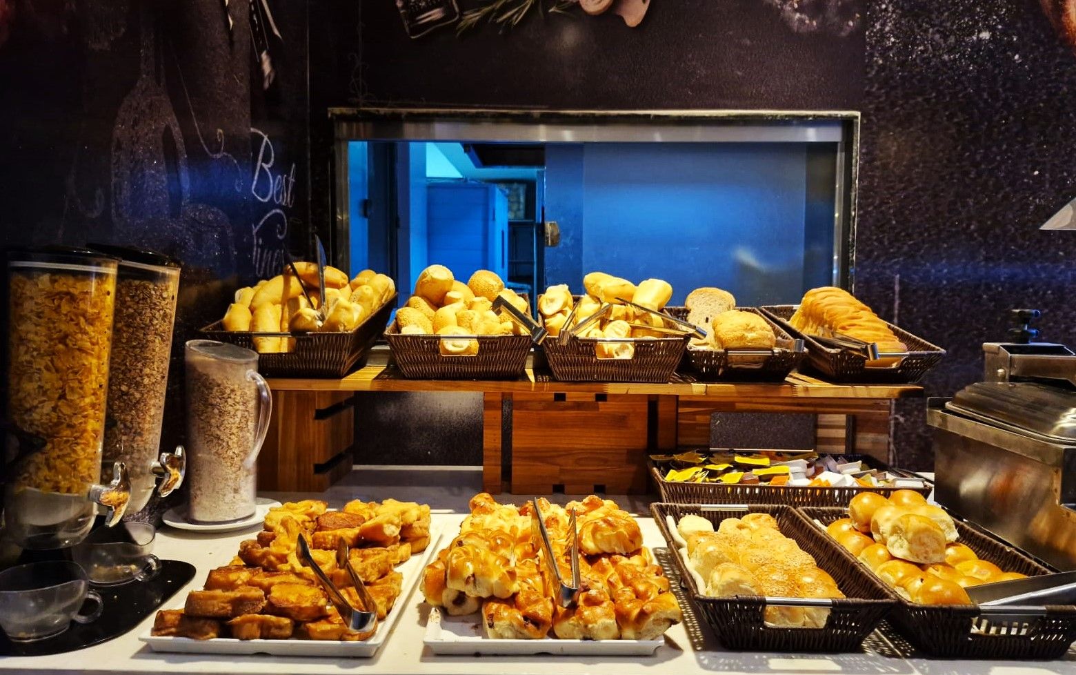 Uma mesa de bufê com uma variedade de comidas